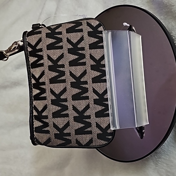 NWOT Michael Kors Wristlet - Picture 4 of 5
